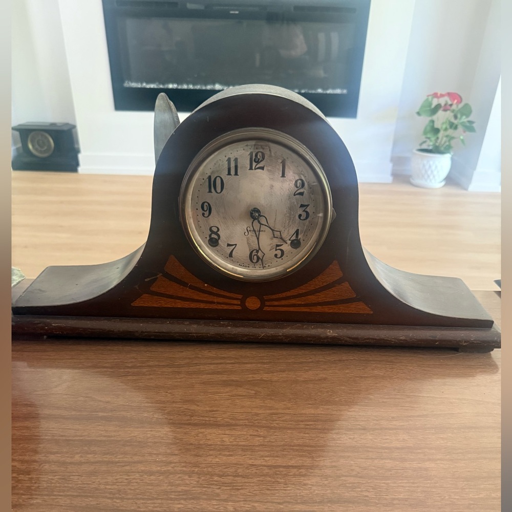 SESSIONS Elegant Brown Mantel Clock